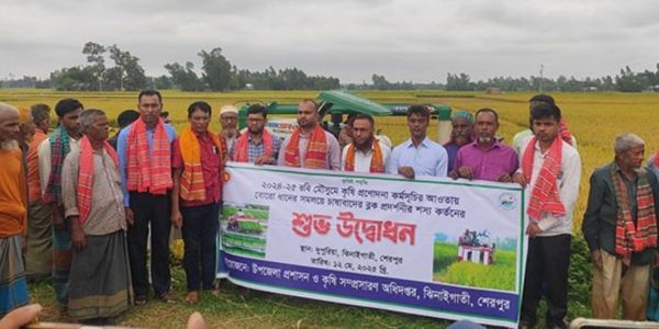 ঝিনাইগাতীতে কম্বাইন হারভেস্টারে ধান কর্তনের উদ্বোধন